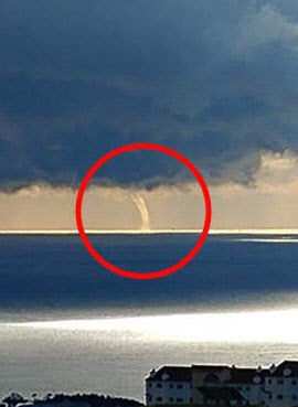 5일 오전 제주 서귀포 남쪽 해상에서 용오름 현상이 나타나고 있다.  <기상청 제공>